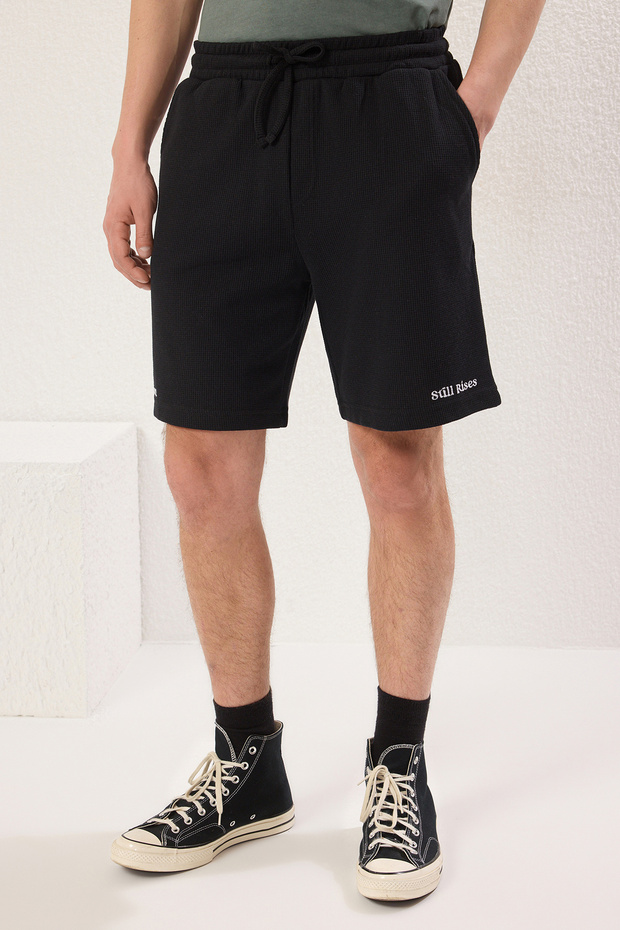 Siyah Oversize/Geniş Kesim Dokulu Nakışlı Şort & Bermuda TMNSS25SR00044 - 3