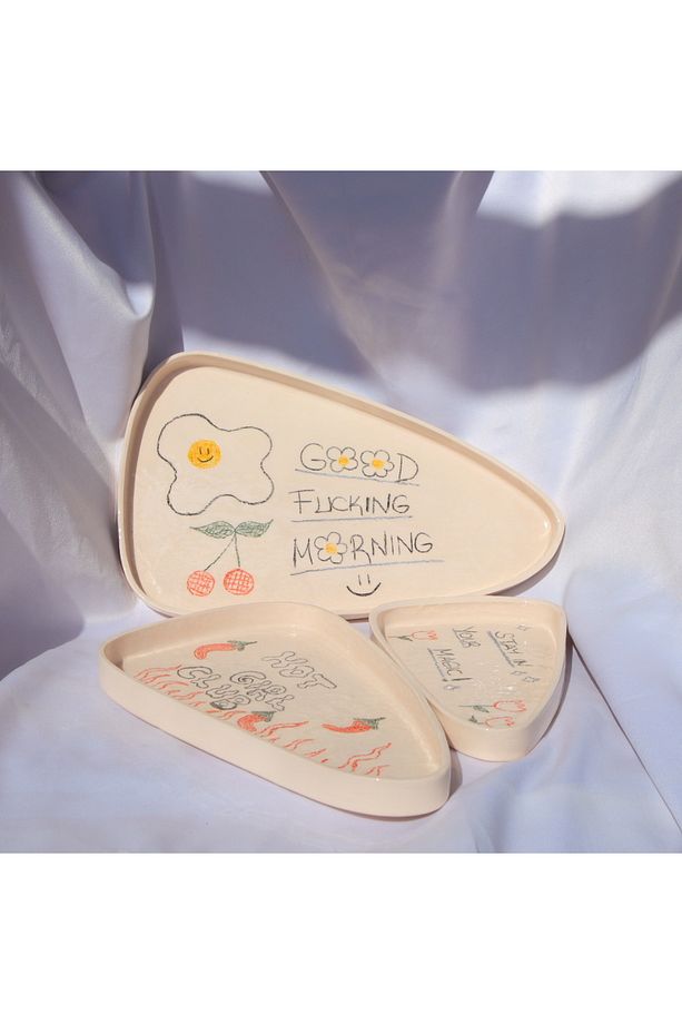 Tebeşir ile Yazılımış Gibi Duran El Yapımı Seramik Eğlenceli Mottolu Tabak Seti 28cm,23cm,18cm - 2