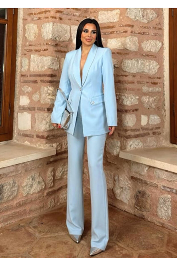 Damski srebrny zestaw: kurtka i spodnie w kolorze baby blue z detalami. - 3