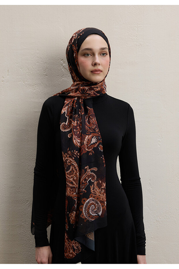 شال حريري بنمط النباتات البرية باللون الأسود - 2