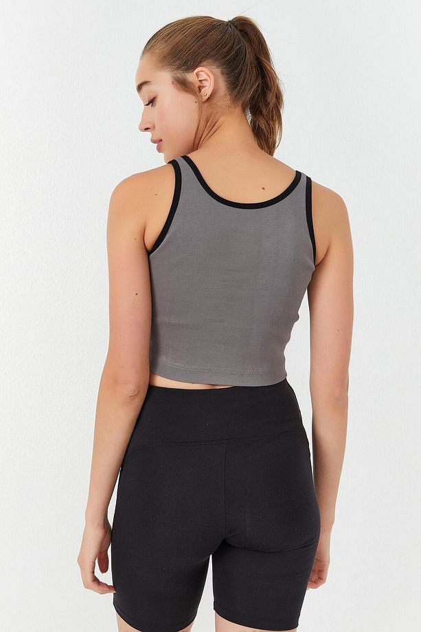 Gri Basic Sıfır Kol Dar Kalıp U Yaka Kadın Crop Top Atlet - 97162 - 8