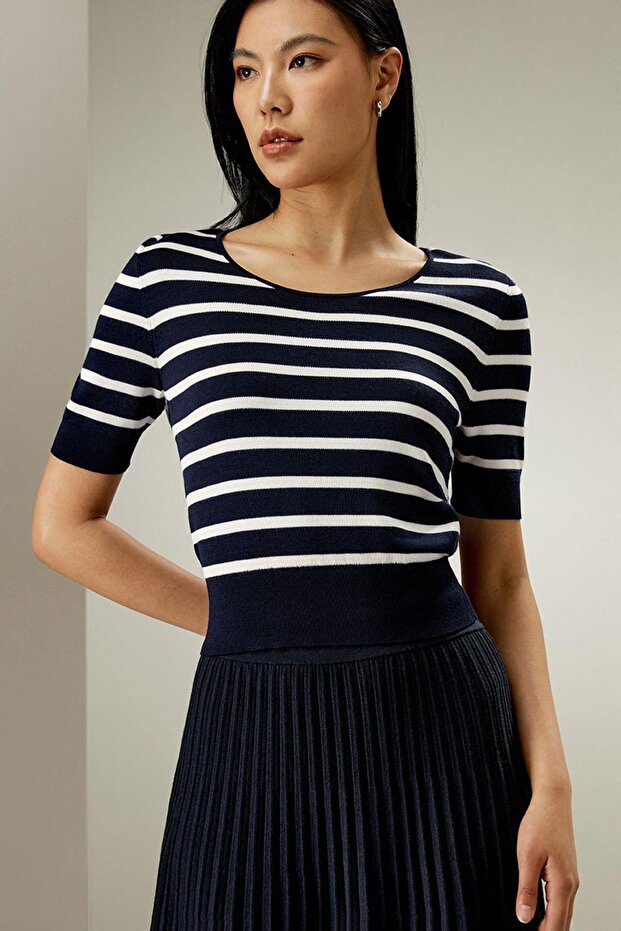 Navy Blue Crew Neck Striped Women's T-Shirt Mg2400