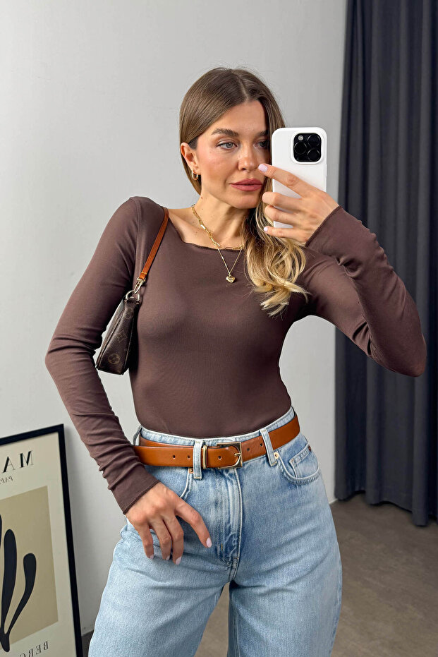 بلوزة قطنية بنية اللون ذات ملمس ناعم - 4