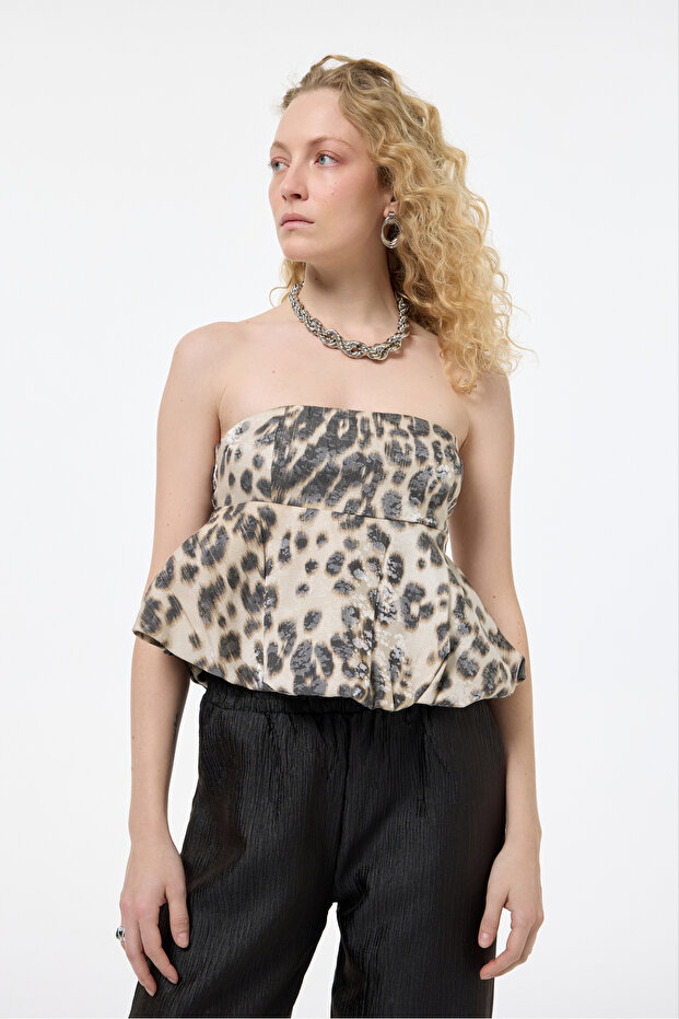 بلوزة بدون حمالات بطبعة الفهد بلون الحجر - 4