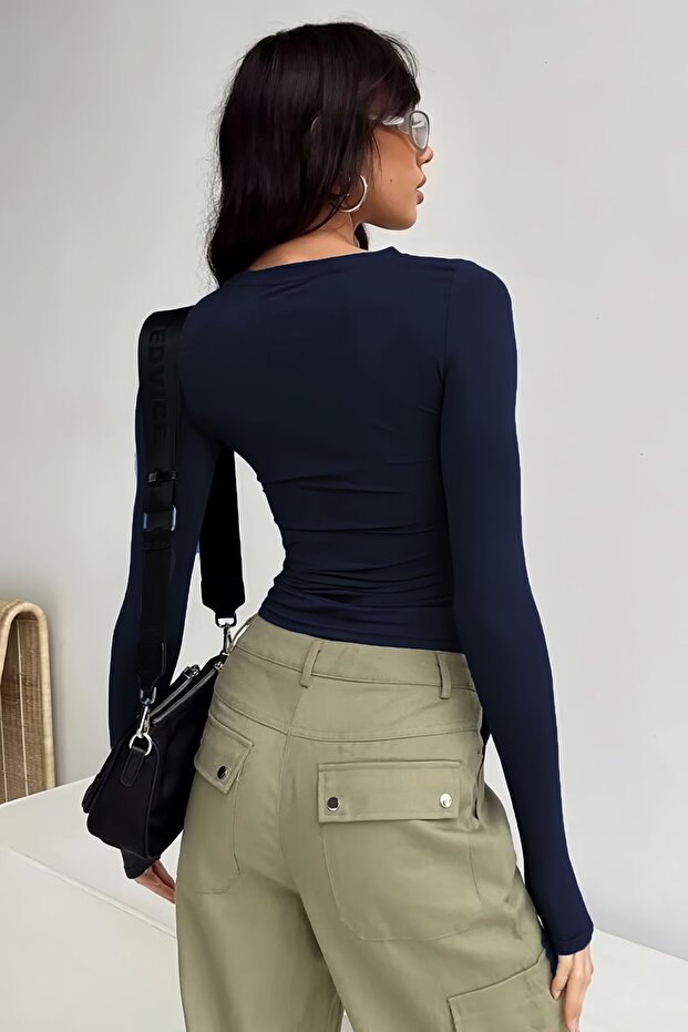 Тъмносин боди с дълъг ръкав и кръгло деколте - 2