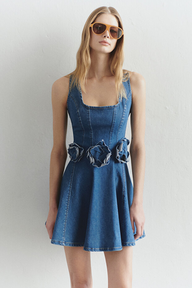 Mavi Gül Detaylı Eteği Volanlı Askılı Mini Denim Elbise TWOSS25EL00593 - 1