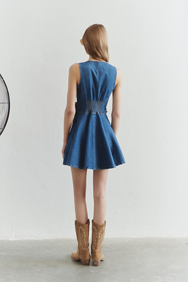Mavi Gül Detaylı Eteği Volanlı Askılı Mini Denim Elbise TWOSS25EL00593 - 2