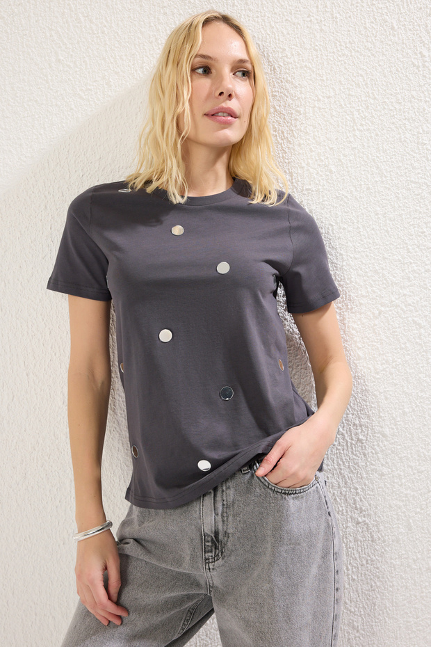 Antrasit %100 Kalın Pamuklu Regular/Normal Kalıp Ayna Aksesuarlı Örme T-Shirt TWOSS25TS00091 - 5