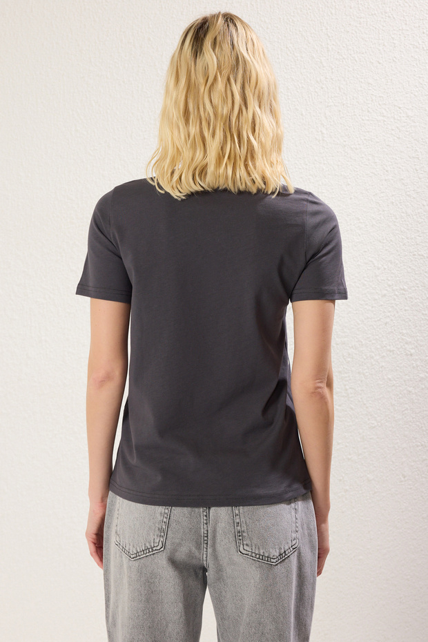 Antrasit %100 Kalın Pamuklu Regular/Normal Kalıp Ayna Aksesuarlı Örme T-Shirt TWOSS25TS00091 - 9