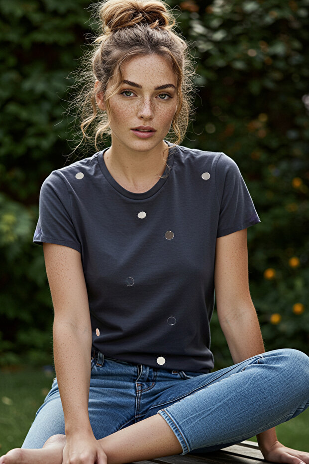 Antrasit %100 Kalın Pamuklu Regular/Normal Kalıp Ayna Aksesuarlı Örme T-Shirt TWOSS25TS00091 - 4