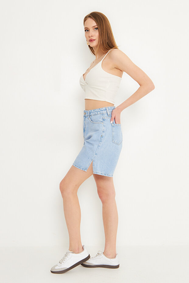 Açık Mavi Paçası Yırtmaç Detaylı Normal Bel Denim Bermuda TWOSS25SR00148 - 2