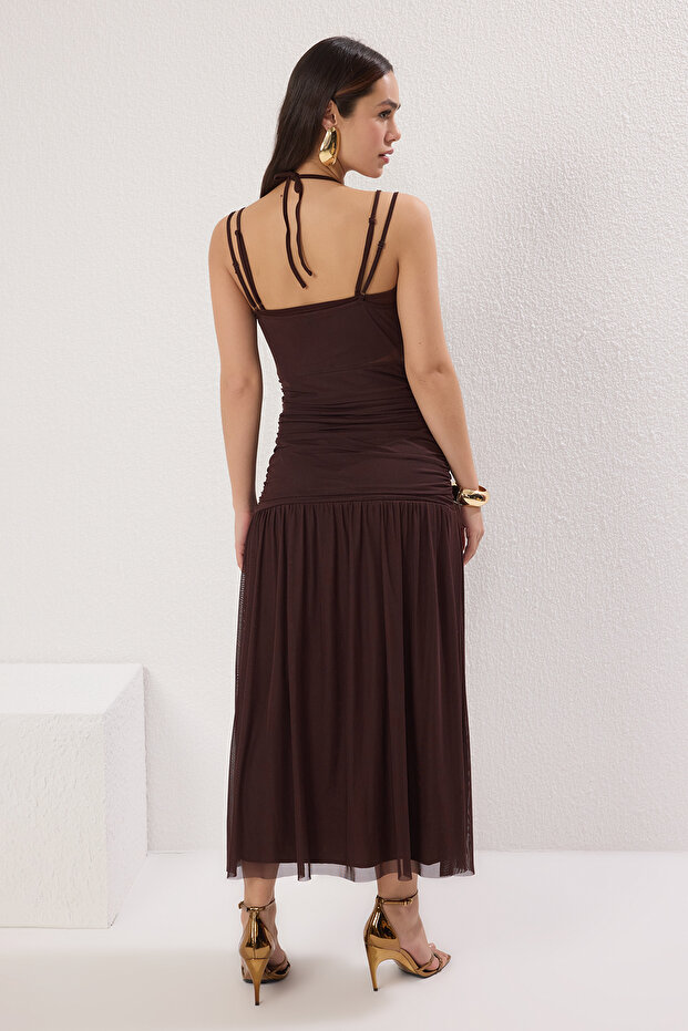 Kahverengi Cut Out/Pencere Detaylı Büzgülü Tül Örme Midi Abiye Mezuniyet Elbisesi TPRSS25EL00246 - 7