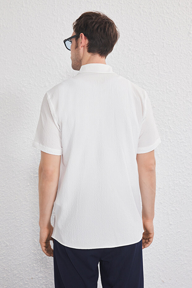 Beyaz Regular Fit Dokulu Dökümlü Salaş Erkek Gömlek TMNSS25GO00076 - 4