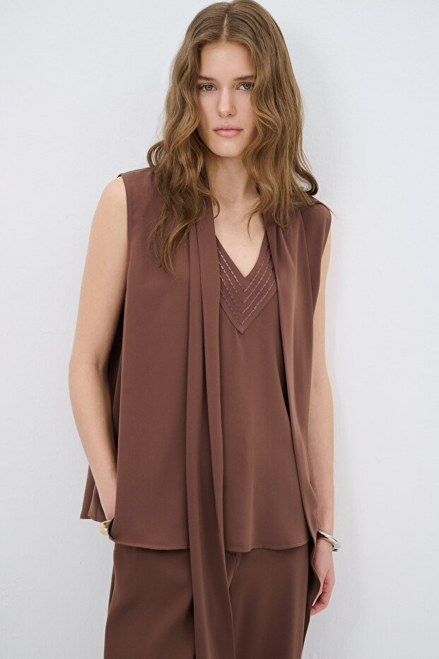 Fularlı V Yaka Bluz - 1