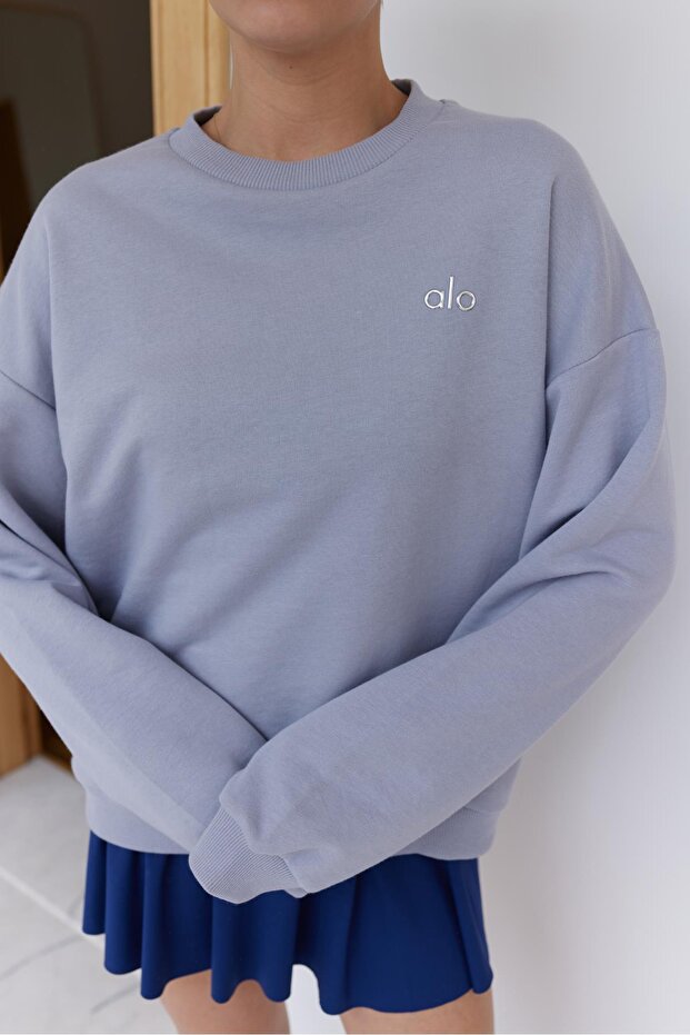 سويت شيرت أساسي مطبوع بنص رمادي - 2