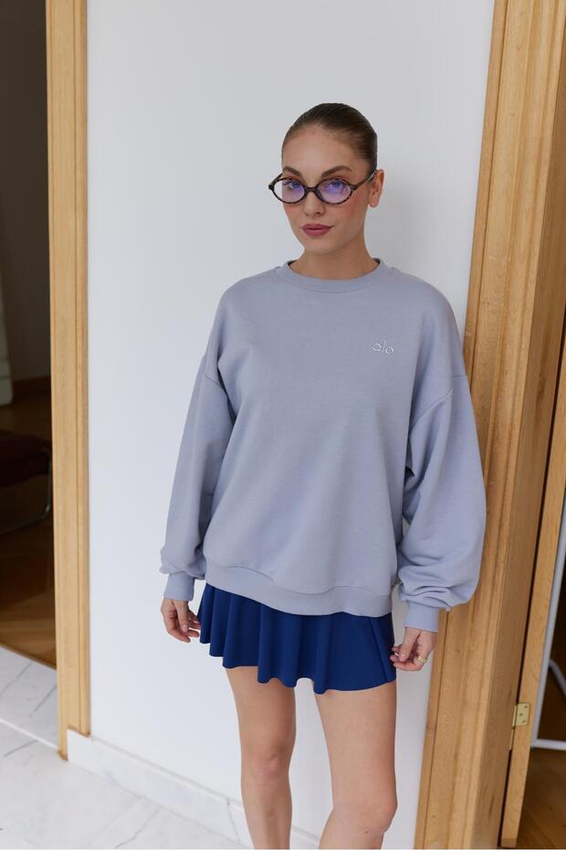 سويت شيرت أساسي مطبوع بنص رمادي - 3