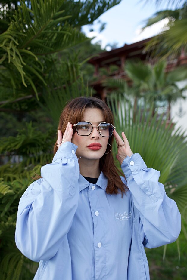 نظارة شمسية نسائية ذات إطار أسود ذهبي اللون مع حماية من الضوء الأزرق