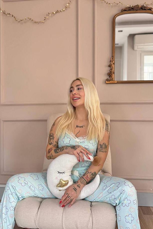 Mavi Çizgi Çiçek Dantelli İp Askılı Örme Kadın Pijama Takımı - 5