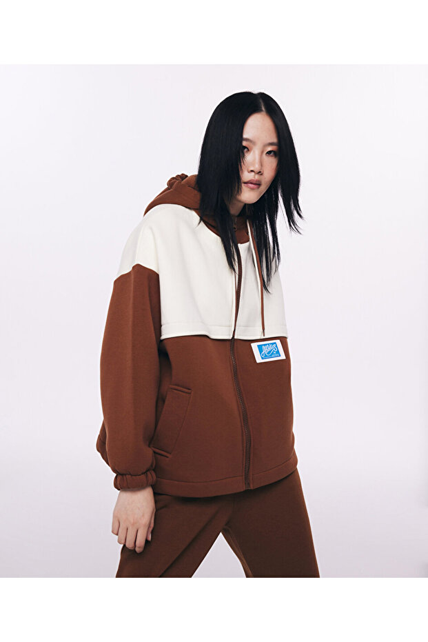 Colorblock Patch Accessory Sweatshirt - 5