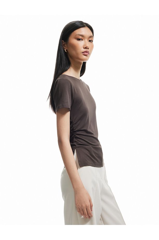Drape Detaylı Slim Fit Kısa Kollu Yuvarlak Yaka Viskon Tişört - 1