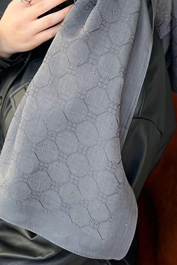 Ev72 Model Clover Shawl - Dark Gray - 5