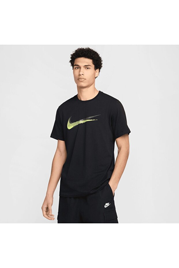 تيشيرت M NSW TEE 12MO SWSH SP25 للرجال من Nike، باللون الأسود
