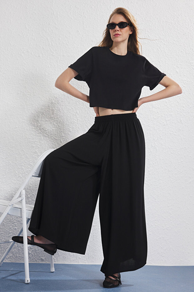 Siyah Beli Lastikli Yumuşak Rahat Kumaş Wide Leg Extra Geniş Paça Dokuma Pantolon TWOSS25PL00103 - 1