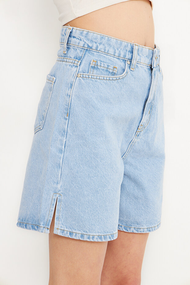 Açık Mavi Paçası Yırtmaç Detaylı Normal Bel Denim Bermuda TWOSS25SR00148 - 4