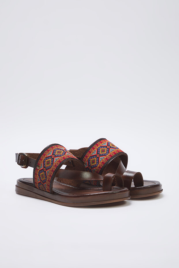 Kahverengi Etnik Desenli Parmak Arası Kadın Sandalet TAKSS25SD00049 - 2