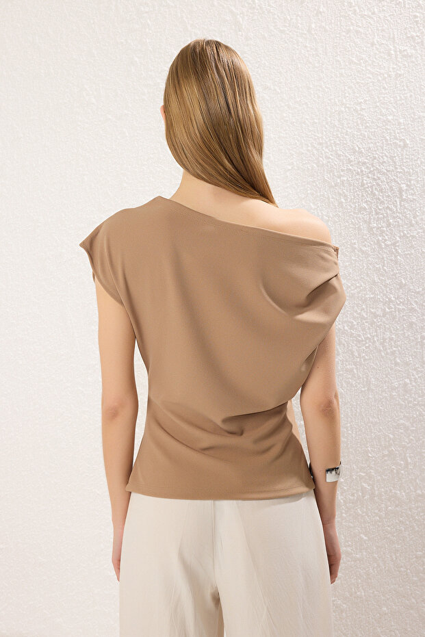 Taş Büzgü/Drape Detaylı Dökümlü Asimetrik Yaka Örme Bluz TWOSS25BZ00024 - 4