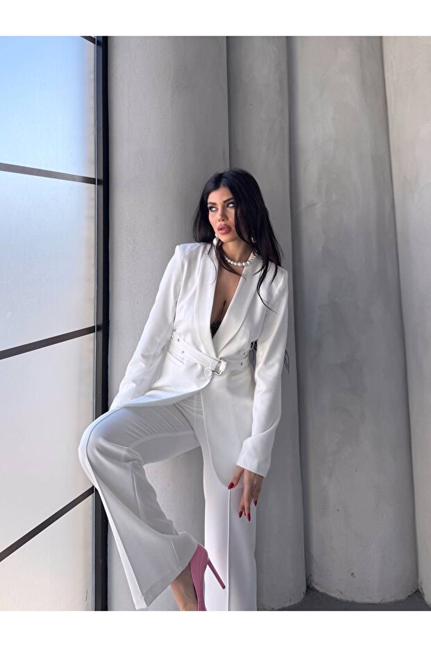 Doppeltes Blazer-Set mit Ösengürtel - 7