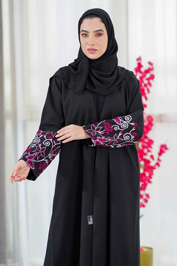 عباية كلاسيك بتدخيلات تطريز وردع الكم