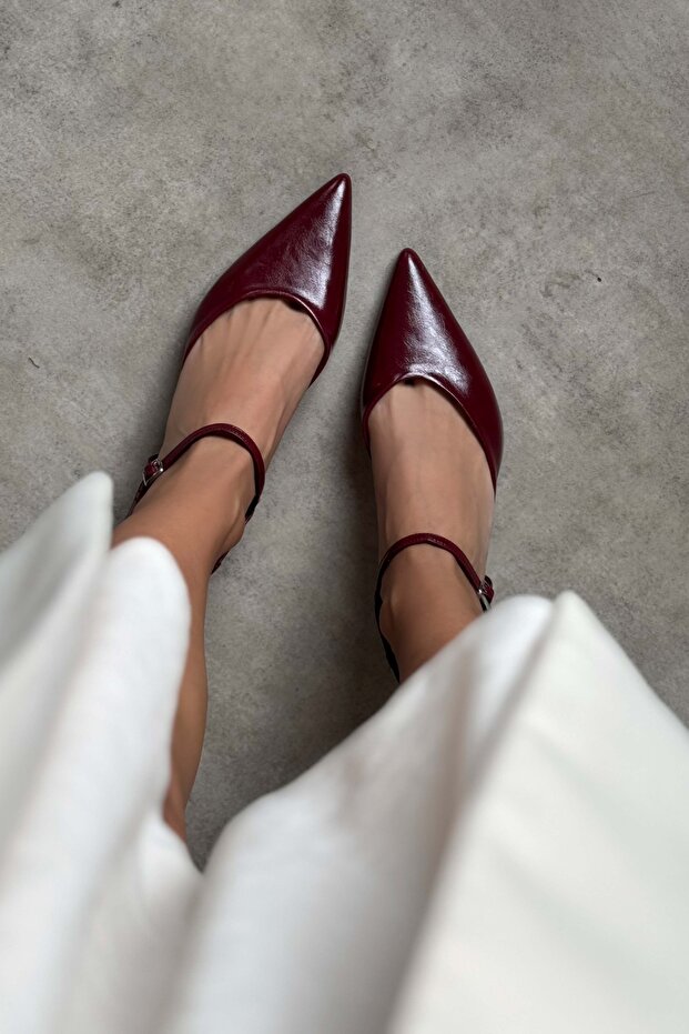 Dámské boty na podpatku Agatha Burgundy s vrásčitým matným špičkem a páskem kolem kotníku - 5