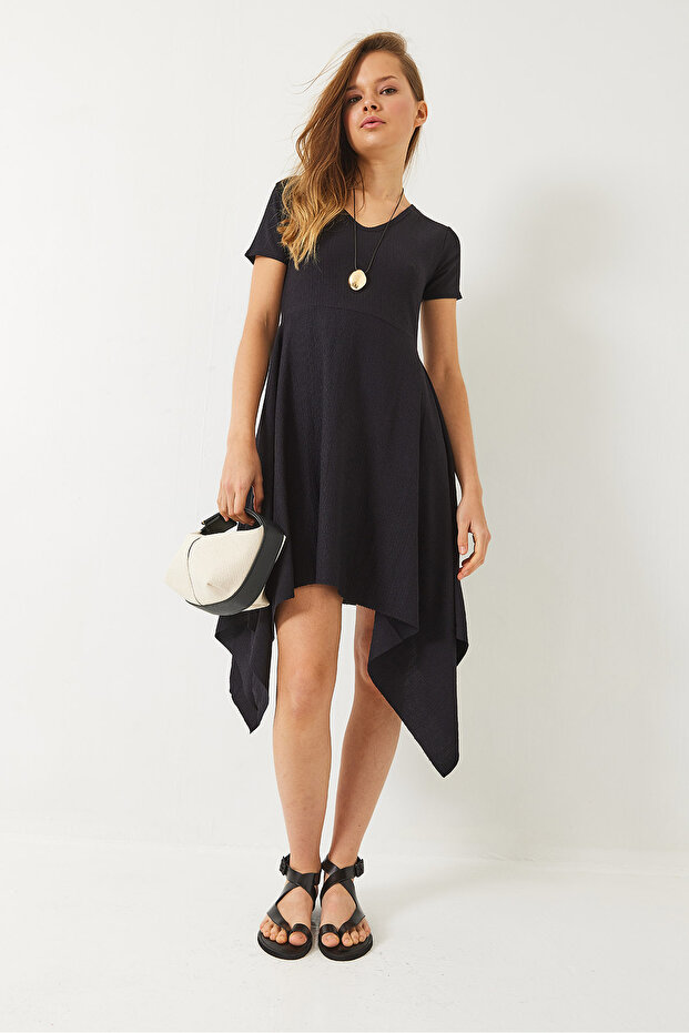 Дамска рокля от креп с асиметричен крой и къс ръкав, V-образно деколте, 60261560 - 3