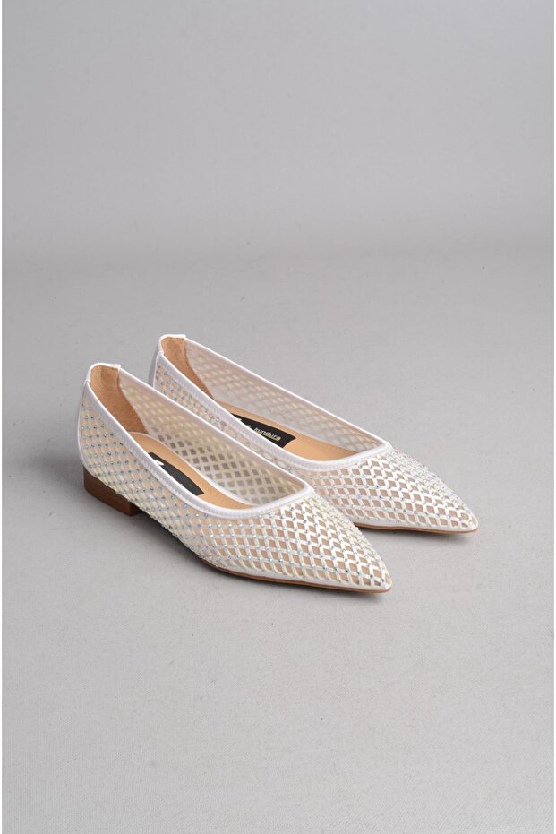 Select 090 stone detail women's flat white