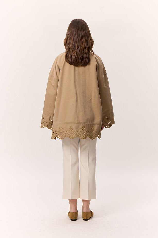 NAKIŞ DETAYLI TASARIM TRENÇKOT CAMEL - 8