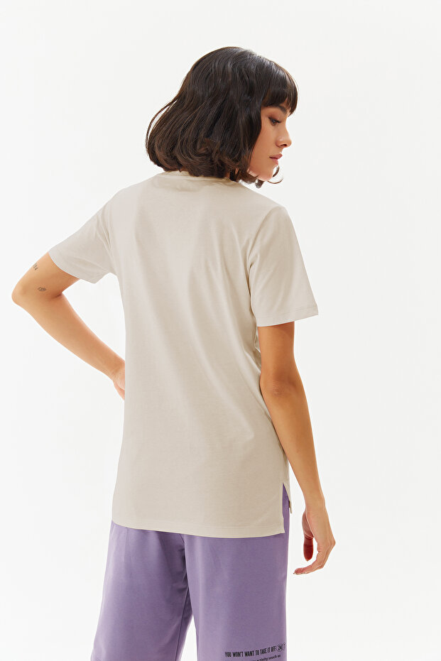 Kadın Krem V Yaka Basıc Kısa Kol Tişört 0101 - 4