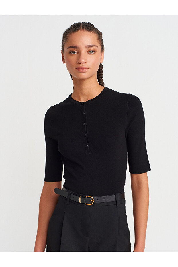 10743 Crew Neck Buttoned Knitwear Blouse-Black