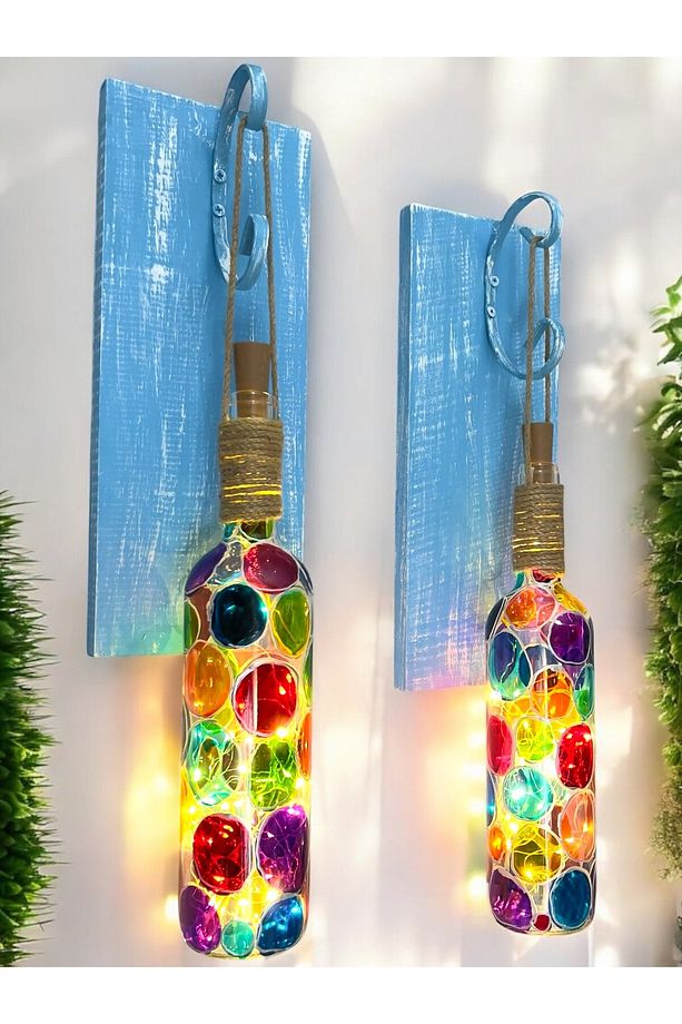 Ege Mavisi Ahşap Renkli, Ferforje Tıpa Peri Led Işıklı Vitray Cam Şarap Şişesi Duvar Aplik 2'li Set - 1