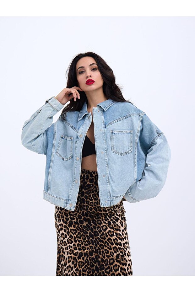 سترة نسائية من Fame مصنوعة من الدنيم كبيرة الحجم باللون الأزرق الفاتح والأزرق الجليدي