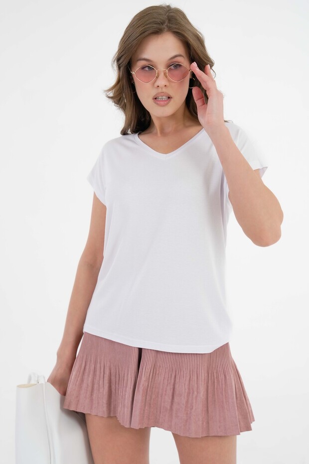 تي شيرت أبيض مريح برقبة على شكل حرف V - 1