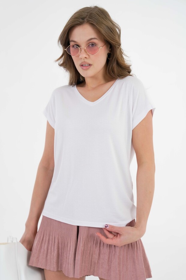 تي شيرت أبيض مريح برقبة على شكل حرف V - 5