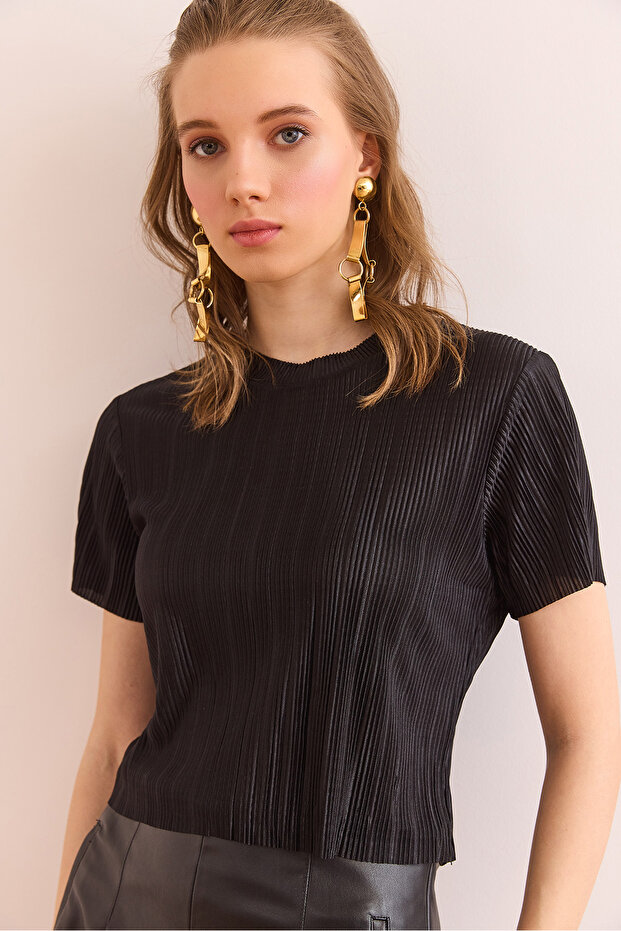 Women's Black Crew Neck Pleated Crop Blouse Blz- 19002901