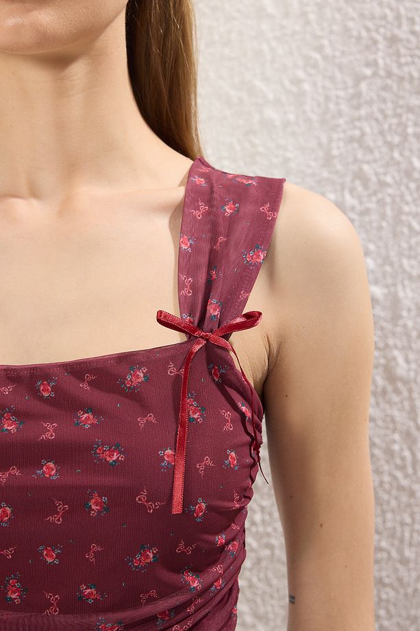 Bordo Çiçek Baskılı Astarlı Baskılı Tül Vücuda Oturan Crop Fiyonk Detaylı Örme Bluz TWOSS25BZ00033 - 3