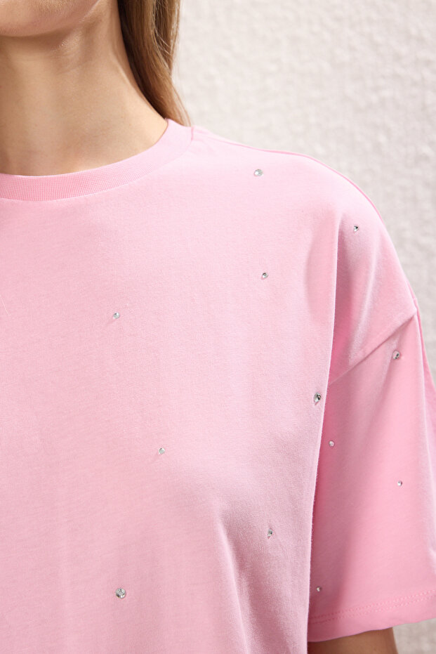 Pembe Pamuklu Taş Detaylı Relaxed/Geniş Rahat Kesim Bisiklet Yaka Örme T-Shirt TWOSS23TS00153 - 3