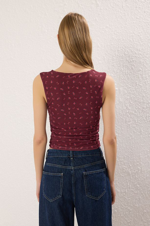 Bordo Çiçek Baskılı Astarlı Baskılı Tül Vücuda Oturan Crop Fiyonk Detaylı Örme Bluz TWOSS25BZ00033 - 4