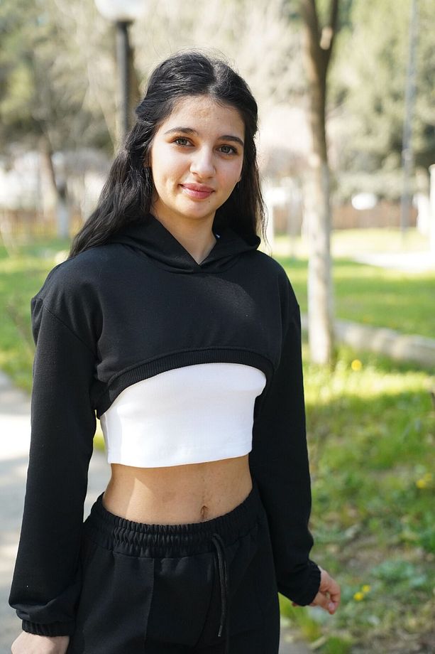 İki Parça Üst, Tek Bir Tarz: Uzun Kollu & Askılı Crop Takımı ve Paça Lastikli Eşofman - 2