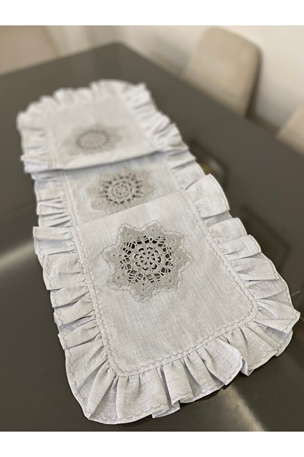 Gri Simli Gardenya Kumaş El Örgü Motifli Fırfırlı Runner - 4