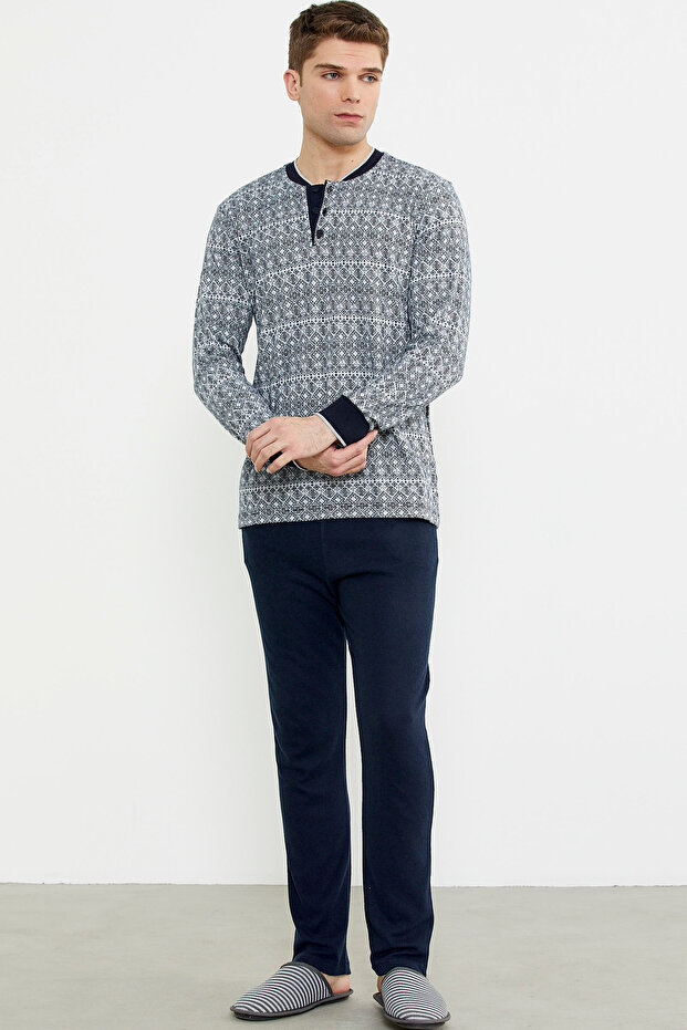 بدلة بيجامة بياقة محبوكة ومزيج من اللون الأزرق الداكن - 2