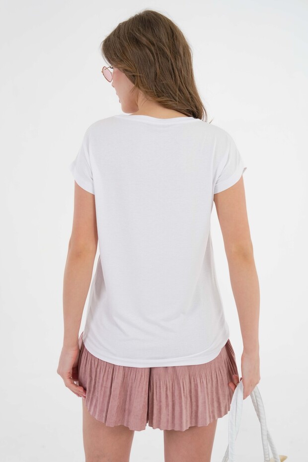 تي شيرت أبيض مريح برقبة على شكل حرف V - 6